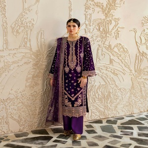 Costumes brodés de luxe pour femmes sur velours Luxury 3 Piece Party Wears par Ramsha Volume Velvet-6 Vente entière - Product Image 1