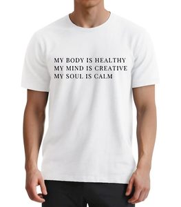 Camiseta Blanca de Manga Corta para Hombre con Estampado Gráfico de Letras Negras, Cuello Redondo, Corte Regular, Estilo Casual de Verano, Tela de Jersey de Algodón - Product Image 2