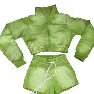 ชุดลำลองฤดูใบไม้ผลิ 2025 ชุดเซ็ตกำมะหยี่สองชิ้นปักโลโก้คริสตัลแบบกำหนดเอง เสื้อครอปซิปและกางเกงขาสั้น - Product Image 5