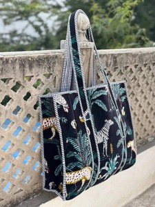 Bolso de Hombro Acolchado con Estampado de Selva Safari, Bolso Tote de Terciopelo Hecho a Mano - Product Image 2