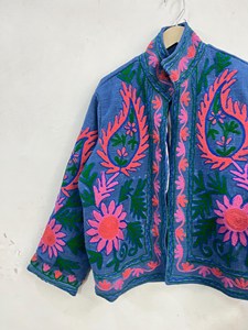 Veste courte en coton brodée Suzani bleue pour femme, motif floral rose, style bohème ethnique, faite à la main - Product Image 3
