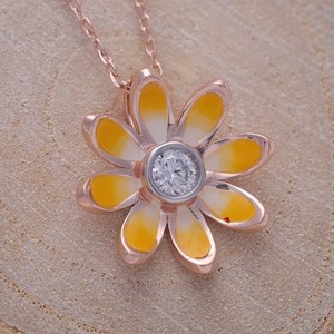 Pendentif Fleur de Marguerite en Émail Jaune avec Diamant de Laboratoire Certifié IGI, en Or 18K Plaqué Rhodium, Taille Brillant - Product Image 1