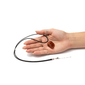 Collier pendentif en pierre d'aventurine rouge naturelle roulée avec cordon ciré noir - Bijou en pierre précieuse de guérison pour hommes et femmes - Product Image 1