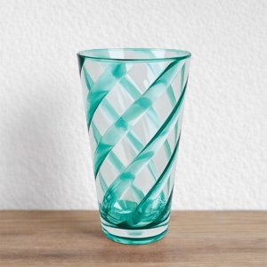 Vaso de Agua Moderno en Espiral de Plástico Irrompible para Beber al Aire Libre Junto a la Piscina - Product Image 3