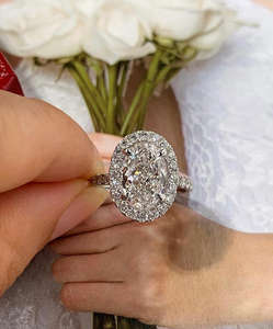 Bague de fiançailles de luxe en or blanc avec diamant ovale de laboratoire et halo de diamants, bague de mariage ovale en or blanc avec diamants ronds sur les côtés pour femme - Product Image 2