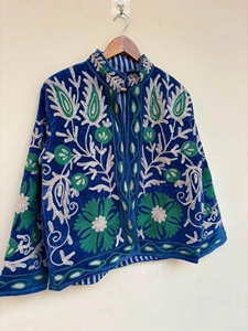 Veste d'hiver de luxe faite à la main pour femme, style bohème, broderie florale Suzani, en velours, doublure en coton réversible, commande en gros - Product Image 3