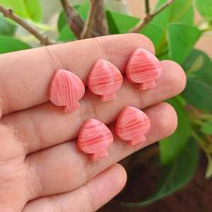 Pierre précieuse en rhodochrosite rose de haute qualité, sculptée à la main en forme d'épée, 13x15mm, polie, pour la fabrication de bijoux, vente en gros - Product Image 4