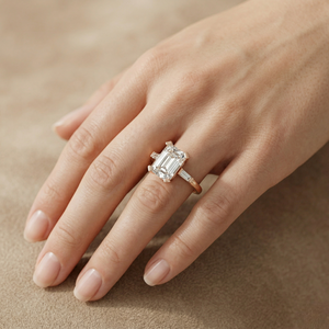 Anillo de compromiso, boda o aniversario único con moissanita de 2 quilates con corte esmeralda, chapado en rodio sobre plata de ley 925 - Product Image 4