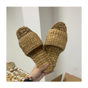 Sandales en jacinthe d'eau tissées à la main, pantoufles en paille pour les marchés internationaux, collection de chaussures durables saison 2026 - Product Image 1