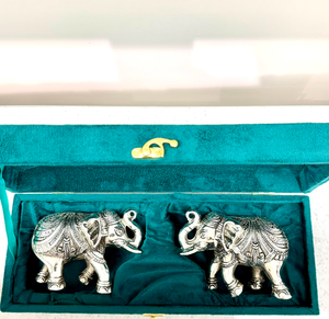 Figurines d'éléphants en aluminium Dhatukala Royal, paire, faites à la main, design Feng Shui, élégamment emballées dans une boîte cadeau en velours pour les mariages - Product Image 2