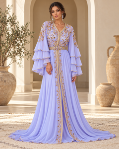 Caftan marocain Mishkat Couture lavande avec broderie de cristaux dorés, manches cloche superposées, ceinture ornée de bijoux, en velours prune, longueur maxi, pour soirée - Product Image 6