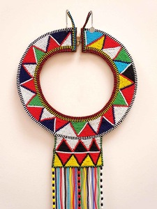 Collar Choker Africano Bordado Colorido, Accesorio Elegante Multicolor, Medallón Étnico, Bordado a Mano en Vidrio - Product Image 4