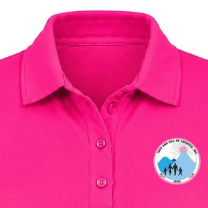 เสื้อโปโลแขนสั้นปักลายตราสัญลักษณ์ Hot Pink Jack & Jill คอปกติดกระดุม น้ำหนักเบา เหมาะสำหรับชุดกีฬา - Product Image 2