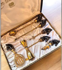 Juego de Herramientas de Bar con Diseño de Cabeza de Caballo Negro, Accesorios Elegantes y Duraderos con Acabado Dorado, Ideal para Regalo, Exhibición y Entretenimiento - Product Image 1