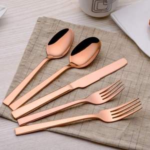 Juego de cubiertos metálicos de diseño moderno para una decoración elegante de la mesa en el hogar, la cocina, el comedor y fiestas. - Product Image 1