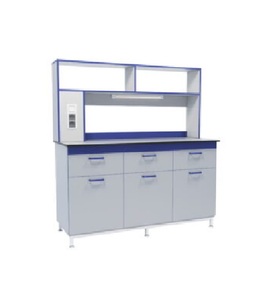 Estación de trabajo de laboratorio con estantes superiores, armarios de almacenamiento y panel de alimentación integrado para configuraciones de laboratorio compactas - Product Image 3