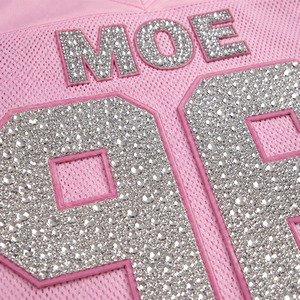 Top Corto Rosa Brillante Personalizado Estilo Y2K, Jersey de Fútbol Americano con Pedrería Hotfix, Número y Logotipo Personalizados, Ropa Deportiva OEM - Product Image 4