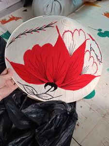 Sombrero Non La hecho a mano en Vietnam, sombrero cónico tradicional de bambú para venta al por mayor y regalo - Product Image 1