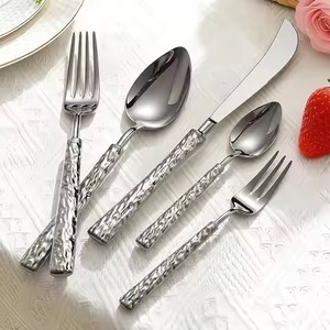 Ensemble de couverts en métal moderne avec finition polie pour table à manger de luxe et décoration de cuisine - Product Image 4