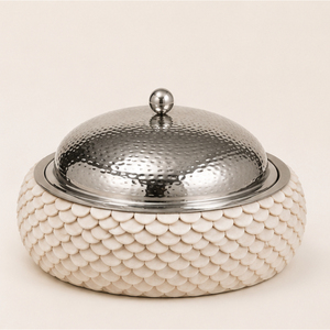 Casserole artisanale incrustée de nacre avec couvercle en acier inoxydable martelé, pot isotherme pour service hôtelier et mariage - Product Image 1