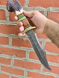 Couteau Bowie artisanal de qualité industrielle pour le camping et la chasse, lame en acier Damas à pointe clip, manche en corne et bois, étui en cuir OBM - Product Image 3