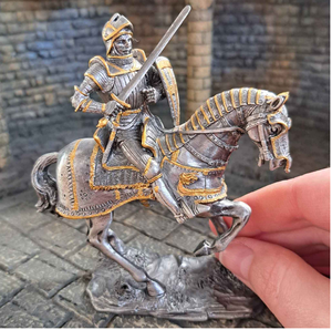 Figura en miniatura de un caballero guerrero de fantasía musculoso con un casco dorado, ideal para juegos de mesa. Disponible a precios de mayorista. - Product Image 6