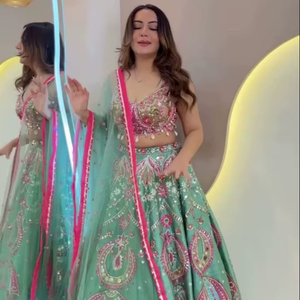 ชุดเลเฮนกาโชลีดีไซน์ดั้งเดิมสำหรับผู้หญิง คุณภาพดีที่สุด พร้อมผ้าคลุมไหล่ปักลายหนัก สำหรับงานดิวาลี งานแต่งงาน และเทศกาลต่างๆ - Product Image 1