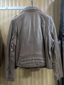 Veste en cuir de vachette de haute qualité, design personnalisé, style moderne et finition soignée pour hommes et femmes. - Product Image 5