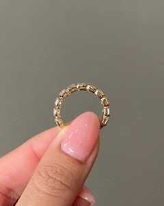 Bague demi-éternité en diamant émeraude de laboratoire de 3,50 carats, sertie de diamants émeraude, alliance de mariage certifiée IGI - Product Image 2