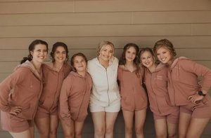 Ensemble sweat à capuche zippé et short brodés pour la mariée et ses demoiselles d'honneur – Tenue de mariage personnalisée - Product Image 6