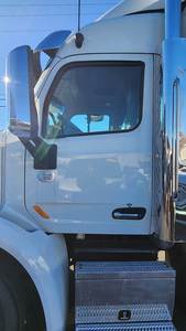 Camión Tractor de 10 Ruedas Confiable, 6x4, Diésel, para Transporte de Contenedores y Logística de Carga Pesada - Product Image 2