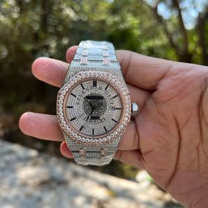 Splendide Montre de Luxe pour Homme avec Diamants Moissanite, Boîtier Argenté, Mouvement Quartz Analogique, Verre Saphir, Fermoir Déployant, 28mm, Étanchéité 10m - Product Image 1