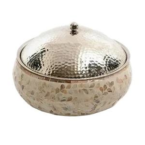 Chauffe-plat décoratif en argent avec couvercle conique et base en bois, motif croisé, élégant récipient à gratin, ustensile de cuisine, décoration intérieure - Product Image 1