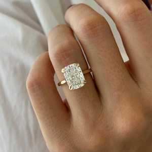 Anillo de Compromiso con Diamante Cultivado en Laboratorio de 5 Quilates, Corte Alargado Tipo Tulipán, Oro de 14k, Engaste Catedral, Certificado IGI - Product Image 1