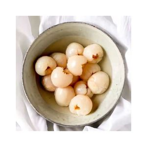 Disponible : Lychees en conserve au sirop pour services de transformation alimentaire industrielle et ingrédients uniques pour boissons, en barquettes pour entrepôts - Product Image 1