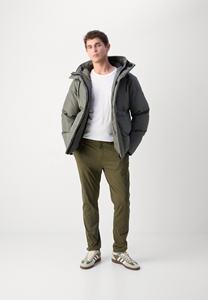 แจ็กเก็ตขนเป็ดสไตล์ไฮสตรีทของผู้ชายสินค้าออกใหม่เสื้อแจ็คเก็ตเนื้อหนาอบอุ่นคอปกตั้งไซส์ใหญ่พิเศษสำหรับฤดูหนาวโลโก้ตาม2024 - Product Image 4