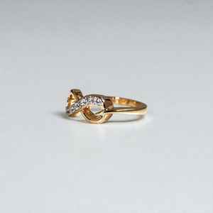 Anillo Infinito con Moissanita Redonda, Anillo de Compromiso Delicado en Oro Sólido de 14K, Anillo de Promesa Minimalista, Regalos Únicos para Novia - Product Image 2