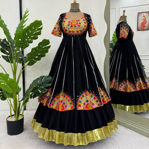 Presentamos un hermoso conjunto de lehenga con top de tela de georgette sintética en color negro especial. - Product Image 1