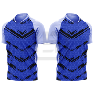 Cada pase tiene un propósito, cada tackle muestra coraje, cada gol nos cuenta nuestra historia, cada batalla nos hace más fuertes. Camiseta de cuello en V 100% algodón. - Product Image 6