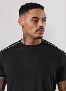Ensemble t-shirt et short homme noir personnalisé avec logo OEM, passepoil contrasté, tissu respirant, 2 pièces, ensemble été pour homme - Product Image 6