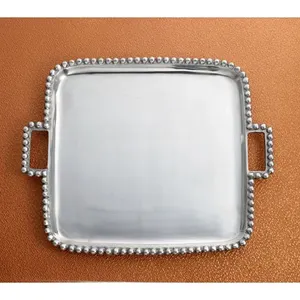 Plateau de service carré en métal avec bord perlé et poignées, design glamour poli pour les fêtes - Product Image 1