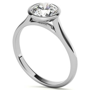 Anillo de Compromiso y Boda de Lujo con Moissanita Redonda de Corte Brillante, Engastada en Bisel de Plata de Ley Chapada en Oro de 18K - Product Image 4
