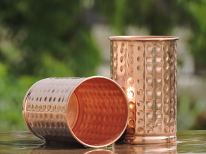 Vaso de cobre puro ecológico con tono rústico y estilo tradicional, diseñado para rutinas de curación natural e hidratación. - Product Image 4