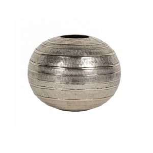 Venta caliente florero de mesa moderno de aluminio sólido con acabado disponible decoración del hogar jarrón Hotel restaurante decoración por Azora Industries - Product Image 2