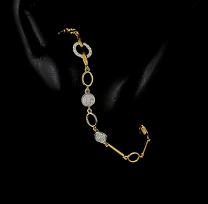 Bracelet élégant à maillons ovales sertis de diamants – Bijou en or jaune avec diamants taille ronde pour femme - Product Image 1