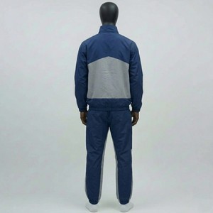 Ensemble de survêtement classique pour homme avec veste zippée et pantalon, design minimaliste, tenue de sport athlétique, streetwear, entraînement en salle de sport, personnalisable OEM - Product Image 5