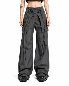 Pantalon cargo gris foncé pour femme, coupe large, taille haute, avec détails de sangles ajustables, style streetwear - Product Image 1