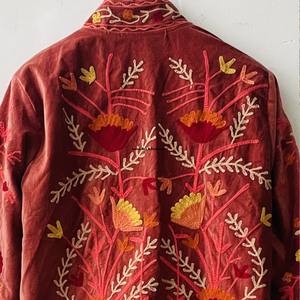 Chaqueta de Invierno de Algodón Suzani Hecha a Mano en India, Chaqueta Corta Unisex Bordada a Mano con Cuello Alto - Product Image 5