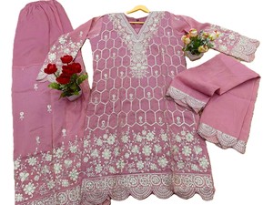Ensemble élégant 3 pièces en satin pour femme avec broderie florale dorée, haut long à manches longues et col en V, et jupe assortie - Product Image 3