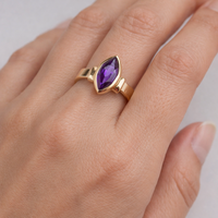 Bague en laiton plaqué or avec pierre de lune naturelle ovale sertie en canal, taille fixe, style minimaliste glamour, faite à la main pour femme